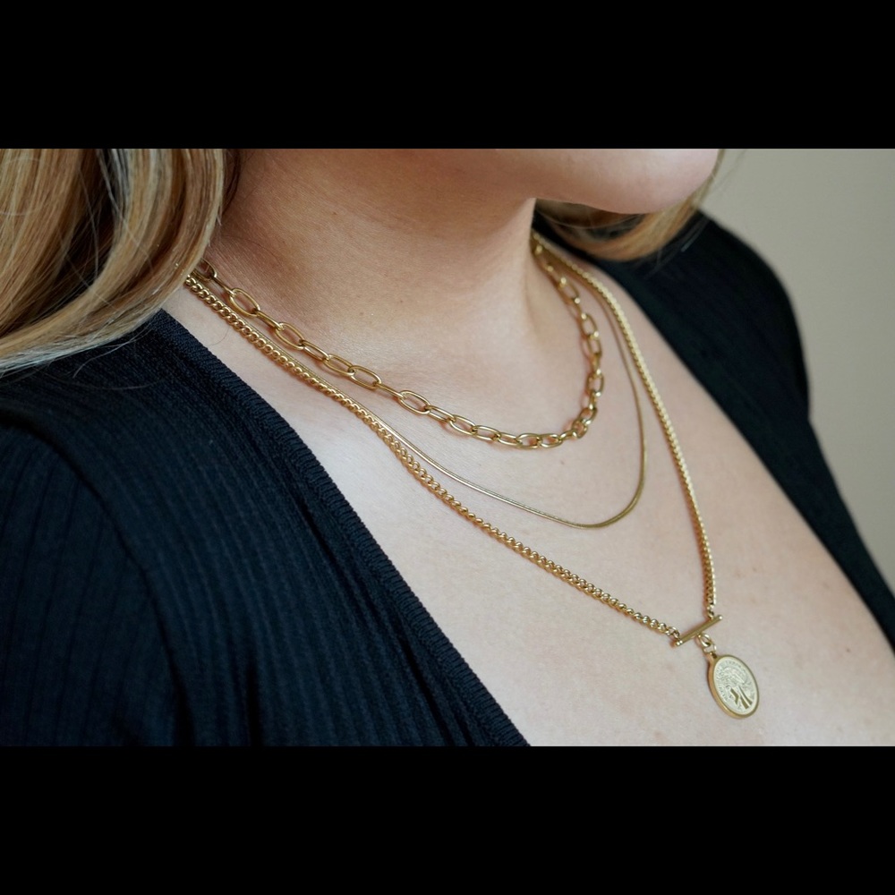 Gold layered necklace with pendant